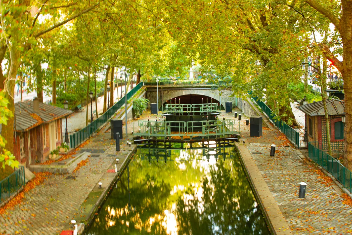 Écluse du canal Saint-Martin sous les arbres en automne